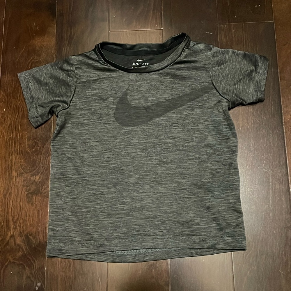 Nike Dri-Fit Boys Boy Size 4 XS Short Sleeve Gray Swoosh Tee Shirt